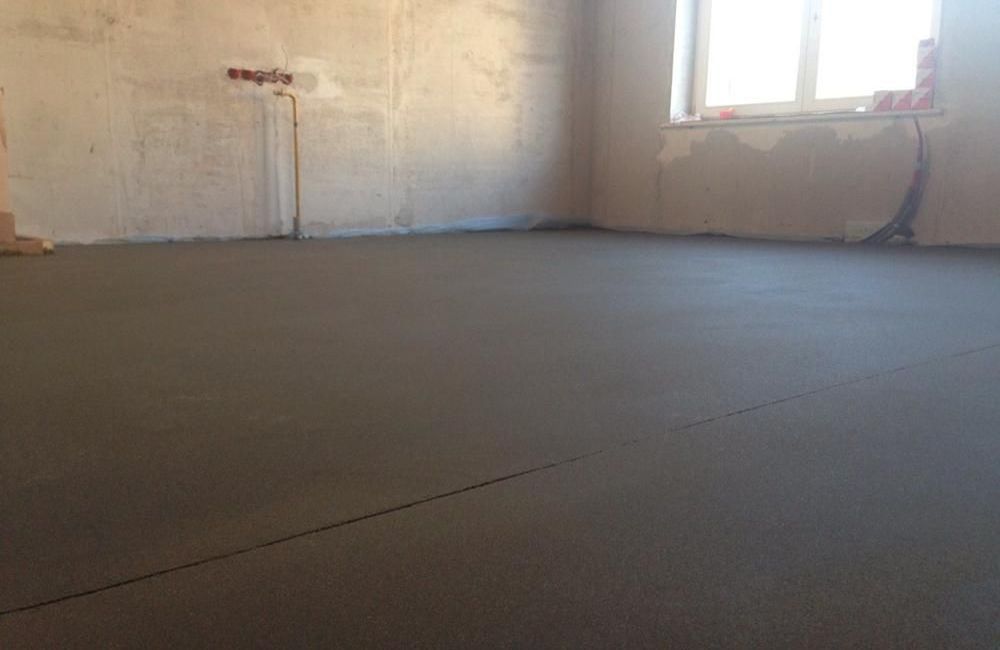 Выбирая полусухую стяжку пола за метр, вы обеспечиваете себе прочный и ровный фундамент для любой отделки. Эта совре<em>менная</em> технология быстро сохнет, устойчива к повреждениям и <em>идеально</em> подходит для любых помещений, экономя ваше время и ресурсы.» title=»Сколько за метр полусухая стяжка пола?» style=»display:block; margin:0 auto;»/><figcaption style=